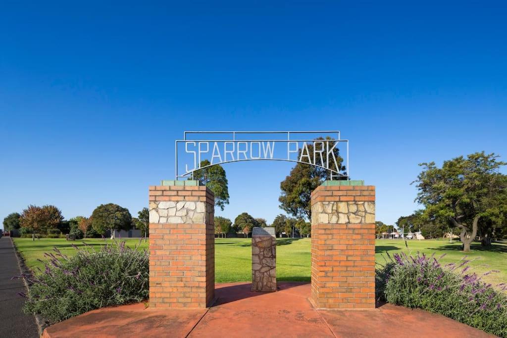 The Pix - Industrial Chic At Its Best Geelong West 外观 照片